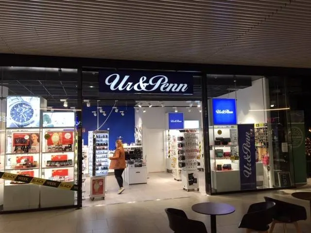 Belyst butiksskylt för Ur & Penn i ett nordiskt köpcentrum