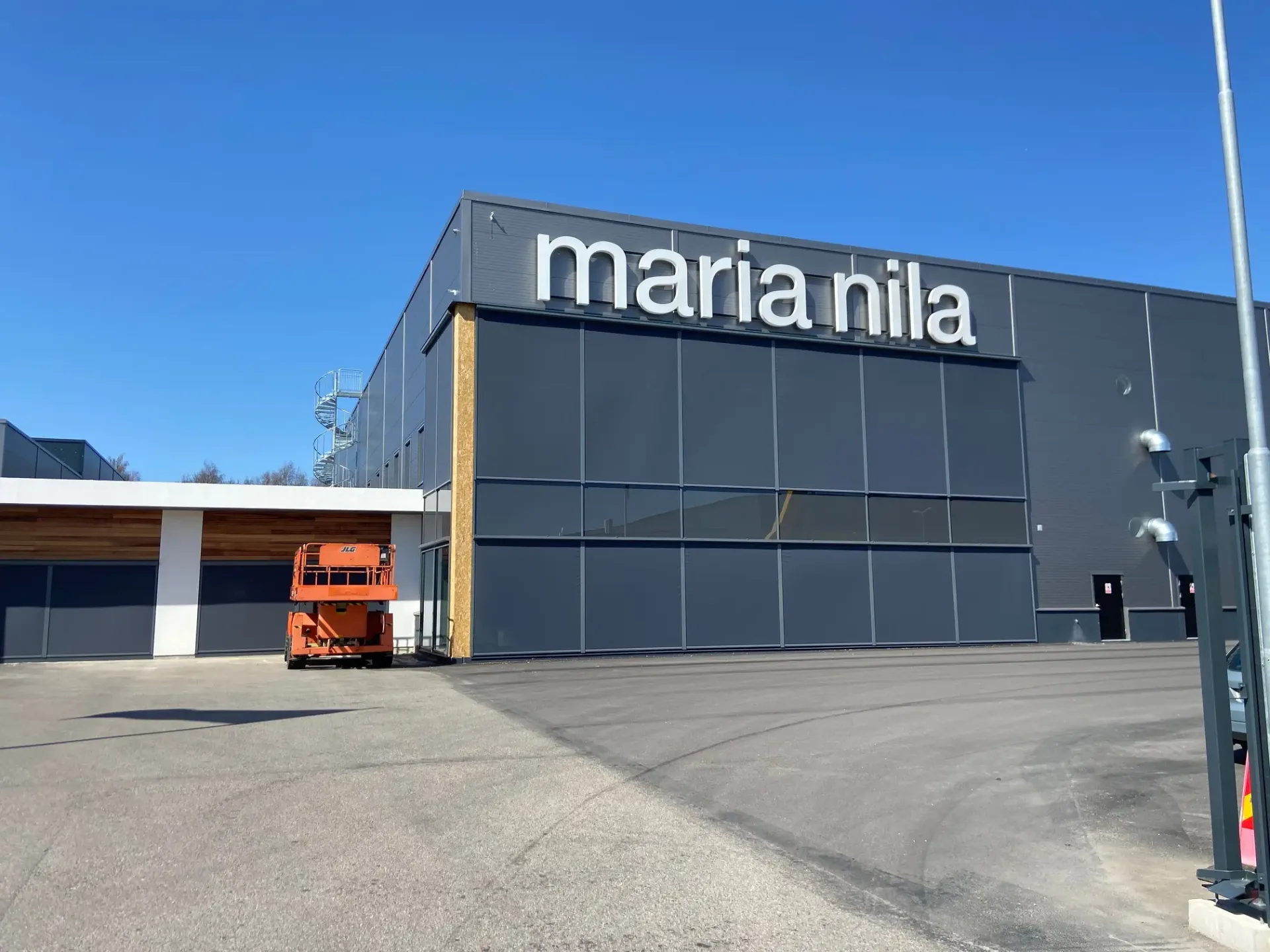 Profilbokstäver för Maria Nila monterade på fasad