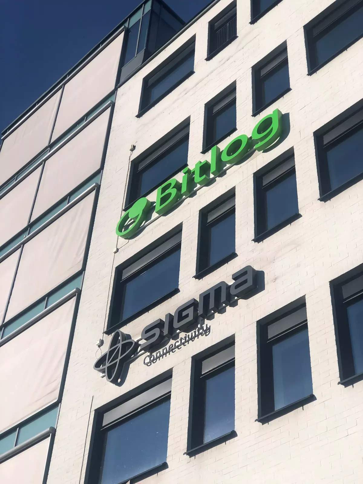 Belyst skyltning i entrémiljö levererad av Signz