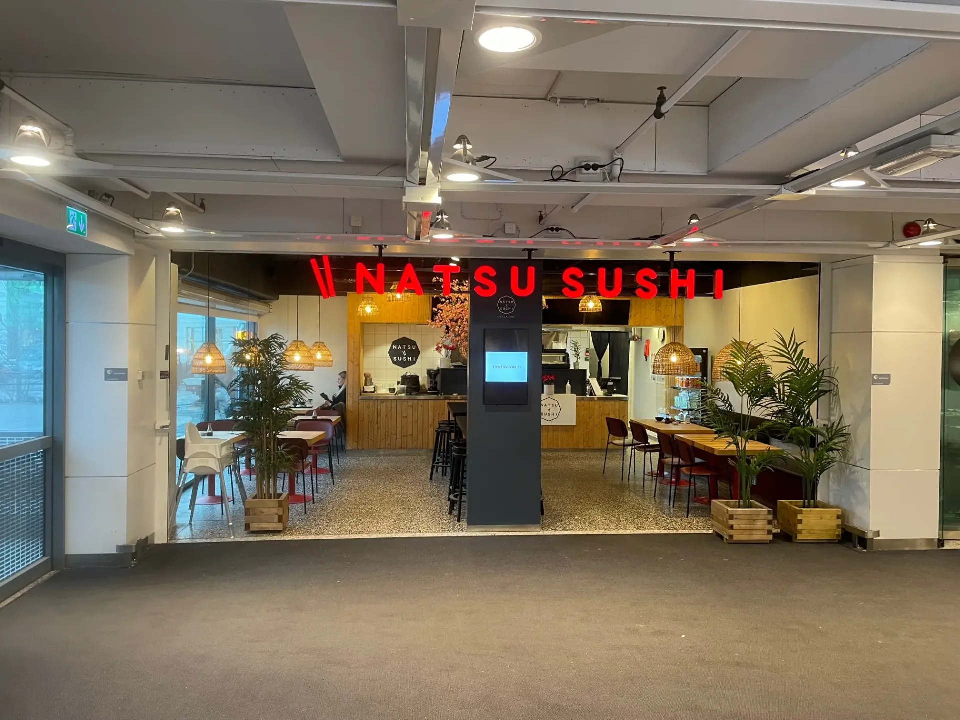 Inredningsskylt för Natsu Sushi i restaurangens matsal
