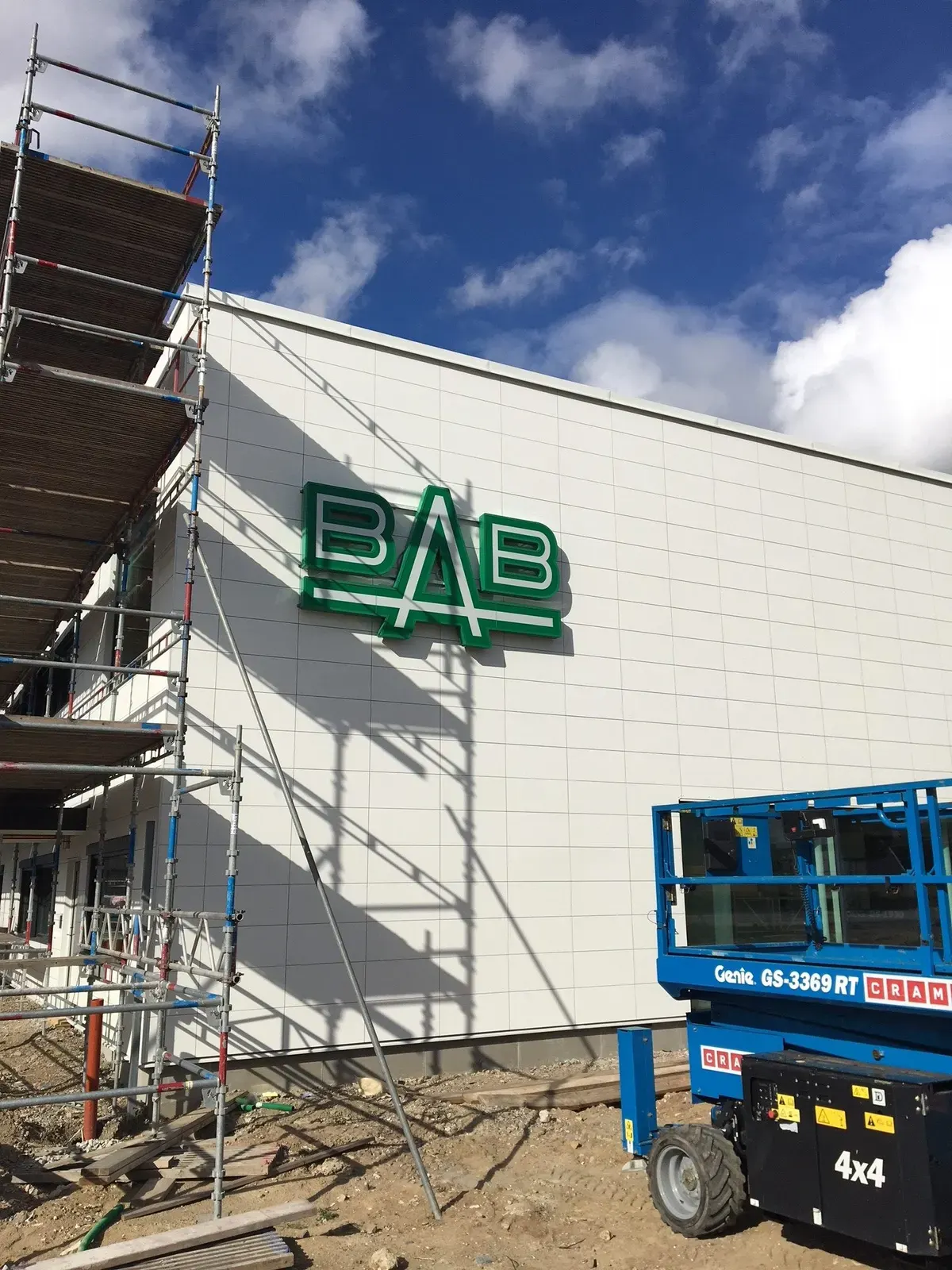 Montage av fasadskylt med skylift