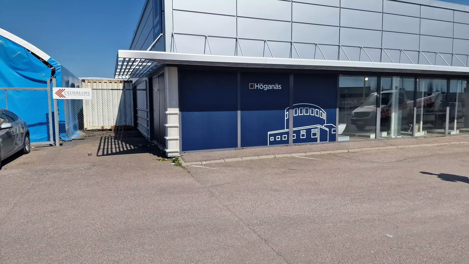 Butiksfasad med fönsterdekor och skyltning