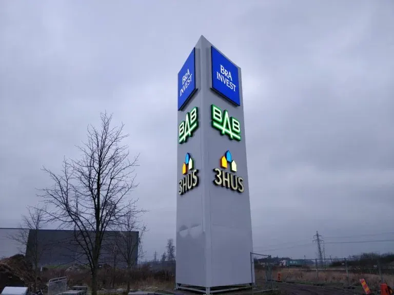 Pylon med flera hyresgästers logotyper