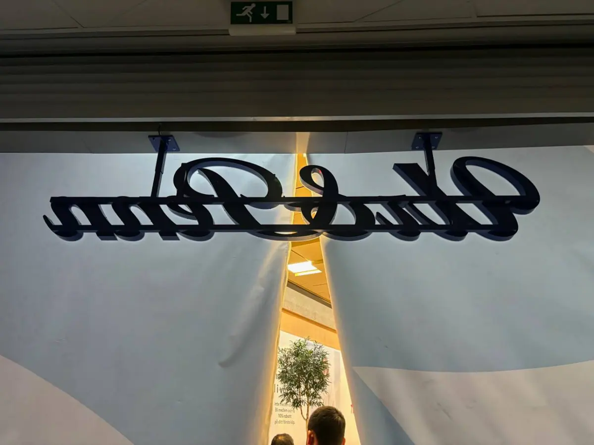 Butiksskylt över entrén Butiksskylt över entrén till en butik i gatuplan