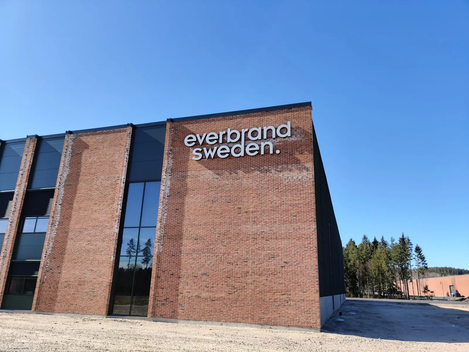 Belyst fasadskylt monterad på tegelfasad hos Everbrand Sweden i Hillestorp