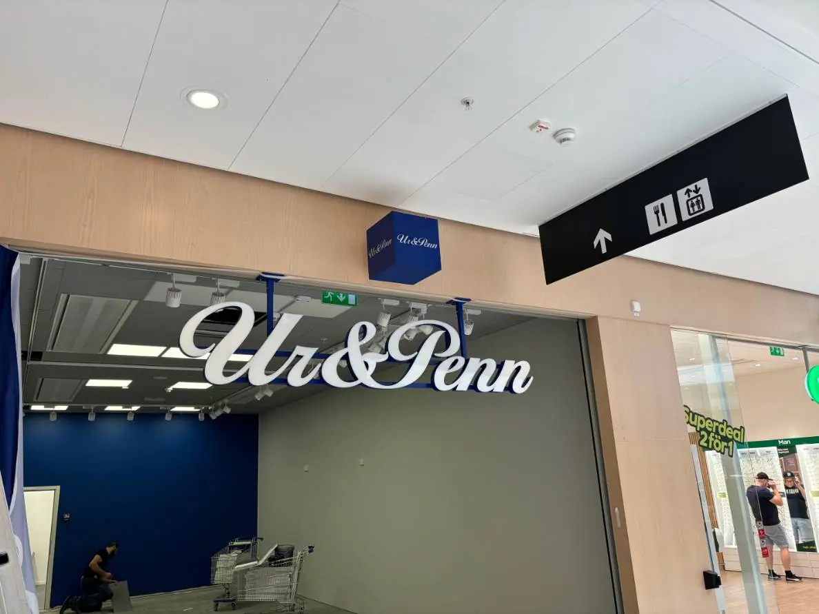 Butiksskylt för kedjebutik Butiksskylt för en kedjebutik över entrén