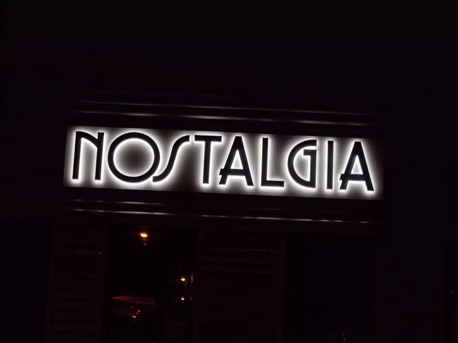 Belyst profilskylt med LED i kvällsljus