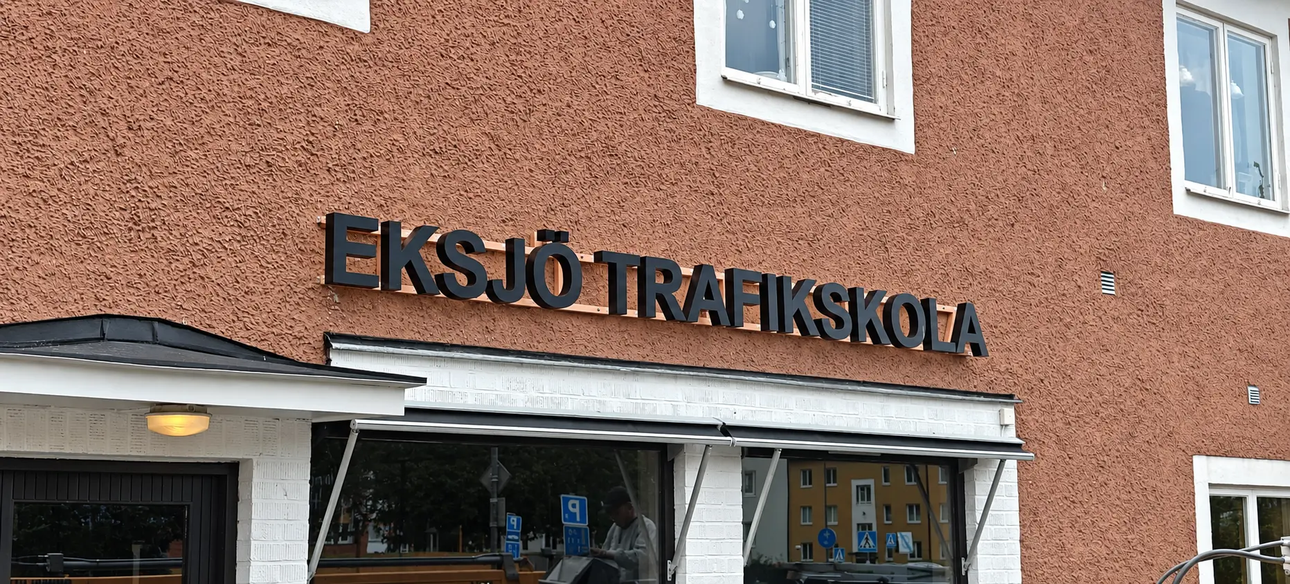 Profilbokstäver för Eksjö Trafikskola på fasad