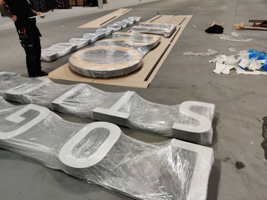 Belyst fasadskylt med Aditro Logistics logotyp – komplett skyltlösning till logistikcenter av Signz