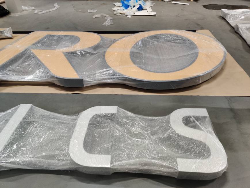 Belyst fasadskylt med Aditro Logistics logotyp – komplett skyltlösning till logistikcenter av Signz