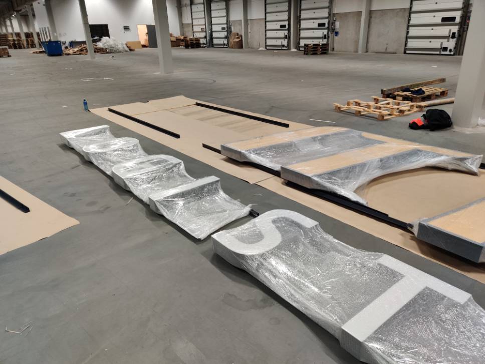 Belyst fasadskylt med Aditro Logistics logotyp – komplett skyltlösning till logistikcenter av Signz