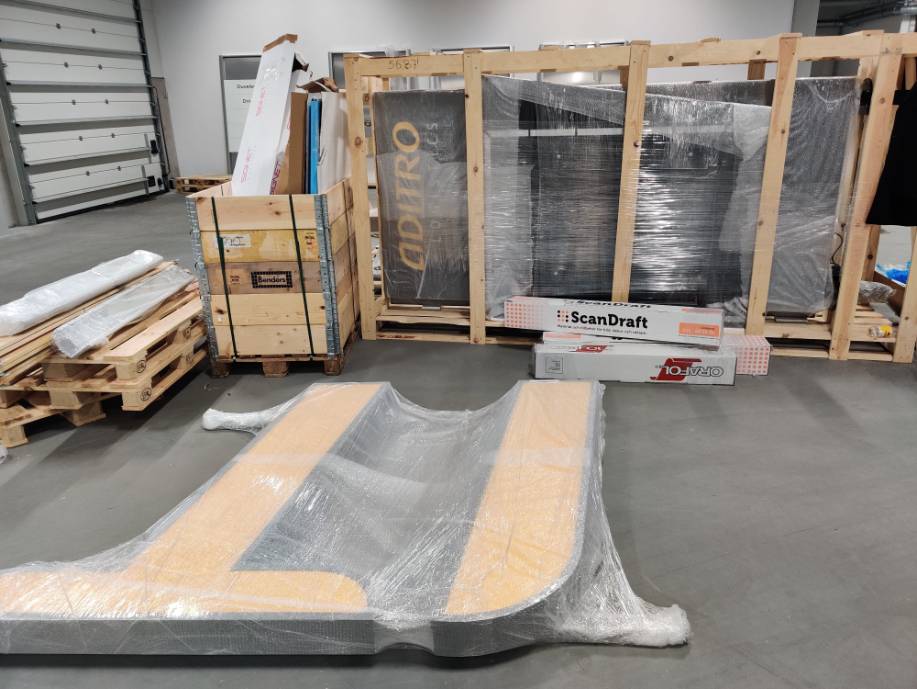 Belyst fasadskylt med Aditro Logistics logotyp – komplett skyltlösning till logistikcenter av Signz