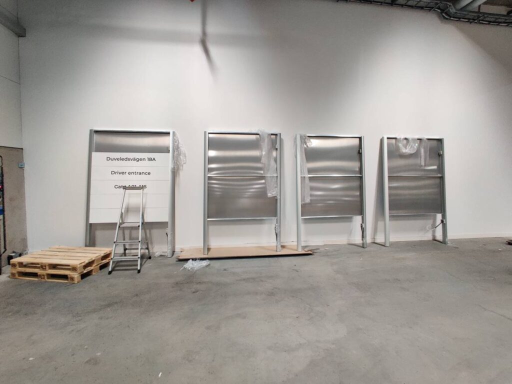 Belyst fasadskylt med Aditro Logistics logotyp – komplett skyltlösning till logistikcenter av Signz