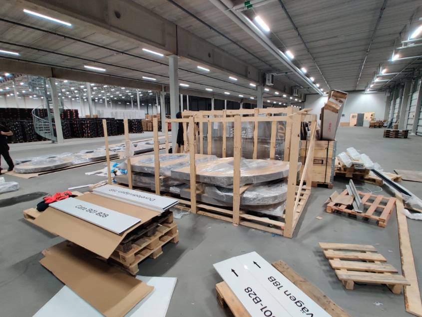 Belyst fasadskylt med Aditro Logistics logotyp – komplett skyltlösning till logistikcenter av Signz