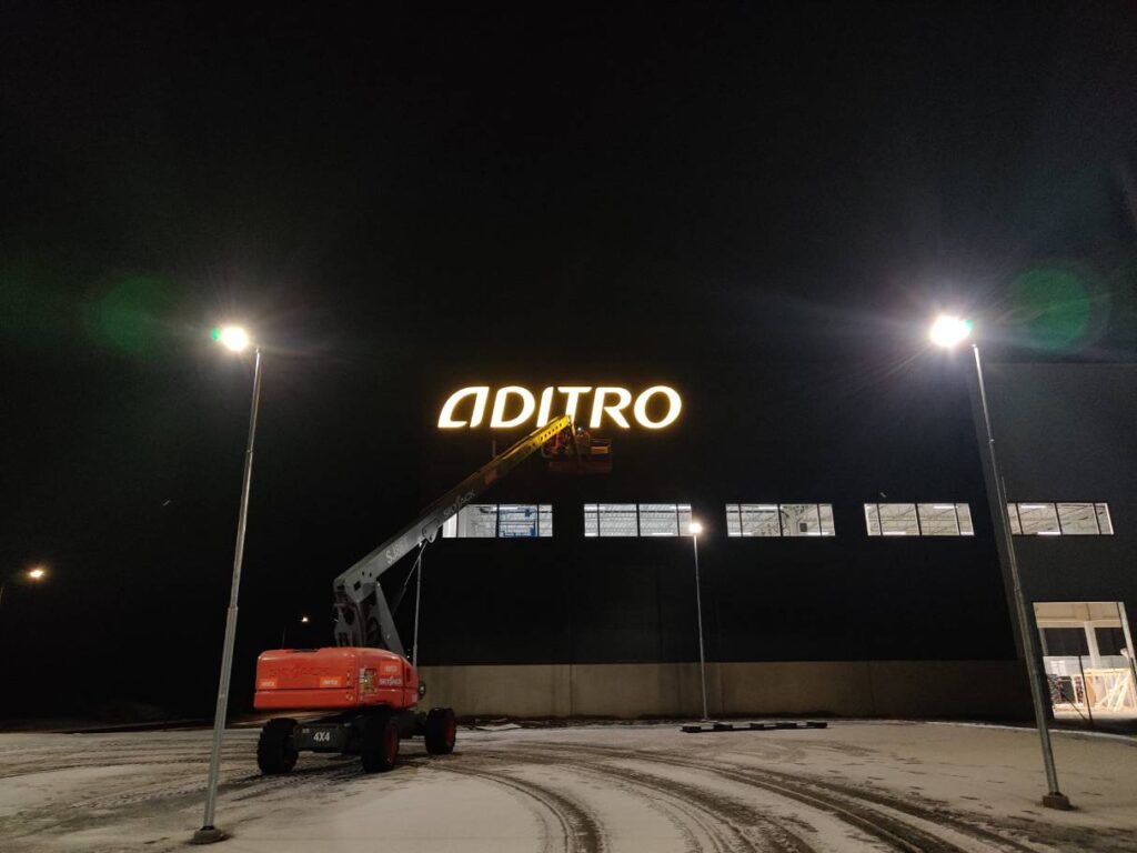 Belyst fasadskylt med Aditro Logistics logotyp – komplett skyltlösning till logistikcenter av Signz