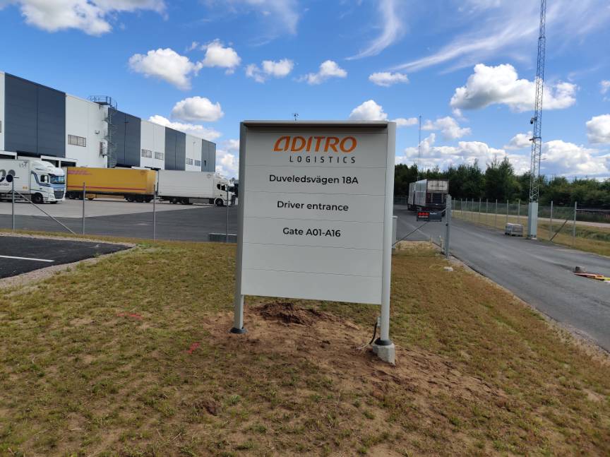 Belyst fasadskylt med Aditro Logistics logotyp – komplett skyltlösning till logistikcenter av Signz