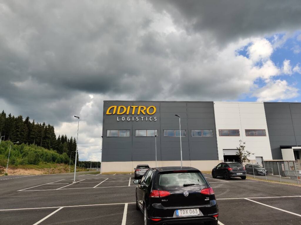 Belyst fasadskylt med Aditro Logistics logotyp – komplett skyltlösning till logistikcenter av Signz