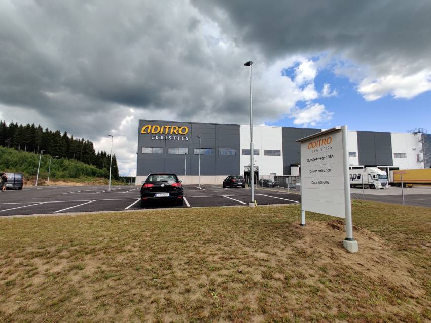 Belyst fasadskylt med Aditro Logistics logotyp – komplett skyltlösning till logistikcenter av Signz