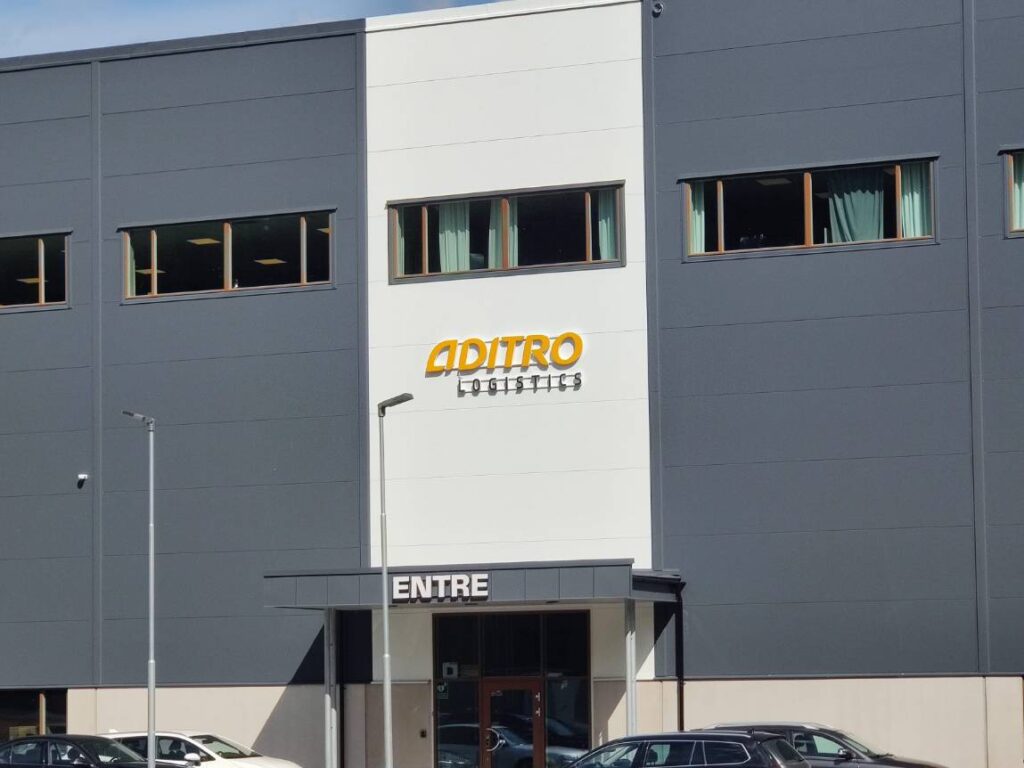 Belyst fasadskylt med Aditro Logistics logotyp – komplett skyltlösning till logistikcenter av Signz