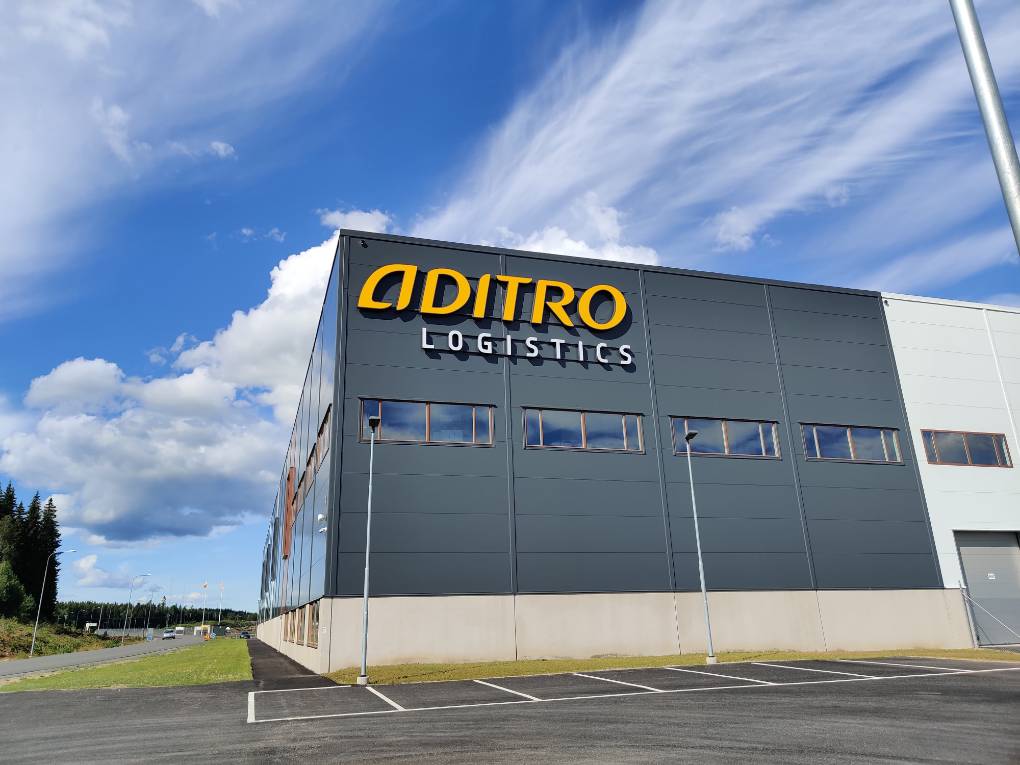 Belyst fasadskylt med Aditro Logistics logotyp – komplett skyltlösning till logistikcenter av Signz