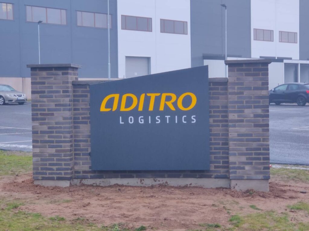 Belyst fasadskylt med Aditro Logistics logotyp – komplett skyltlösning till logistikcenter av Signz