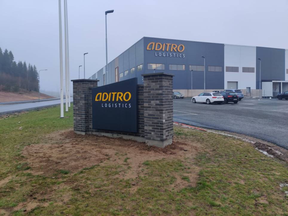 Belyst fasadskylt med Aditro Logistics logotyp – komplett skyltlösning till logistikcenter av Signz