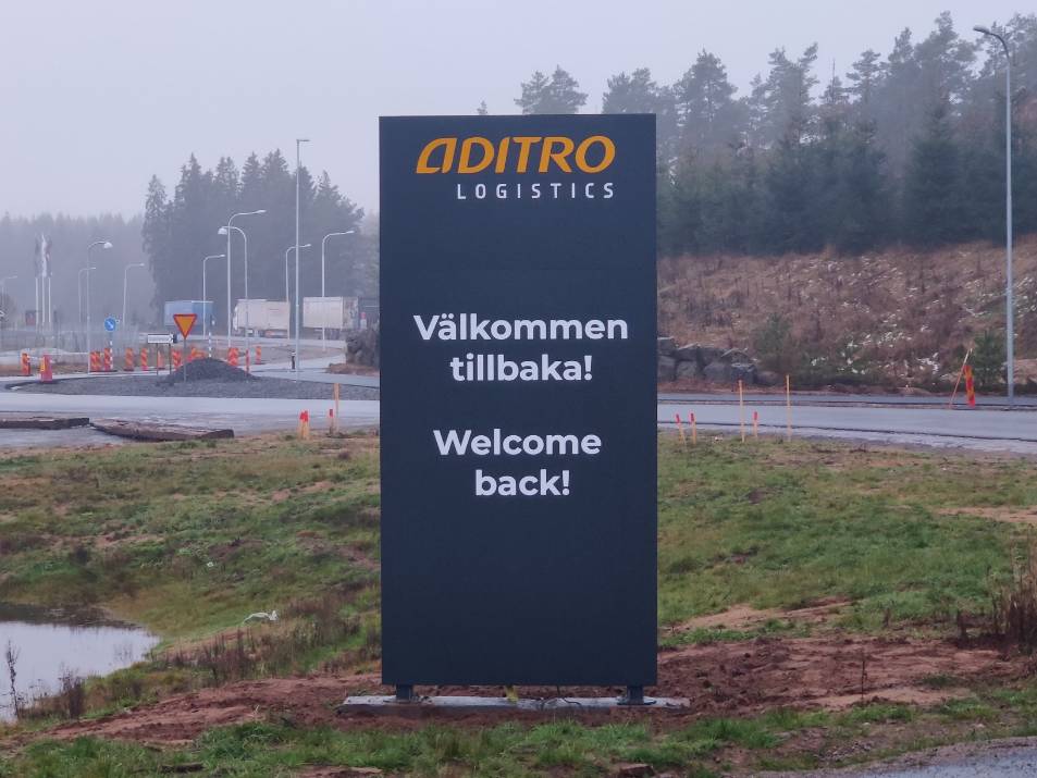 Belyst fasadskylt med Aditro Logistics logotyp – komplett skyltlösning till logistikcenter av Signz