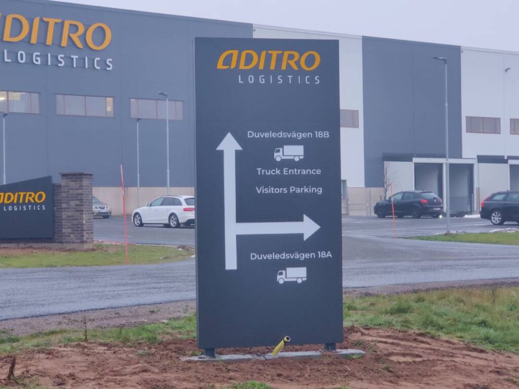 Belyst fasadskylt med Aditro Logistics logotyp – komplett skyltlösning till logistikcenter av Signz
