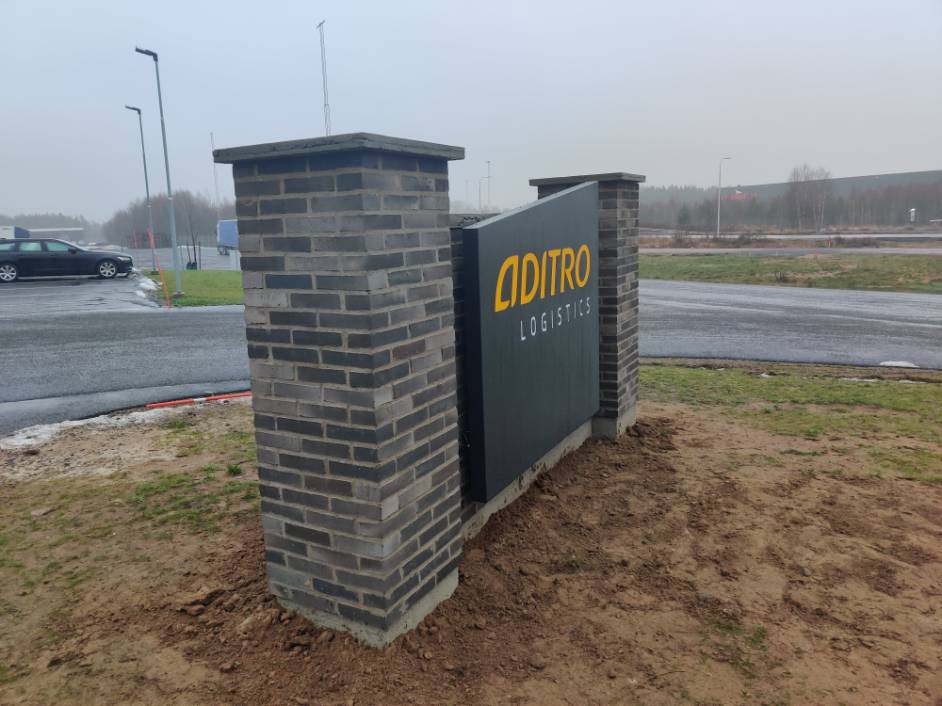 Belyst fasadskylt med Aditro Logistics logotyp – komplett skyltlösning till logistikcenter av Signz