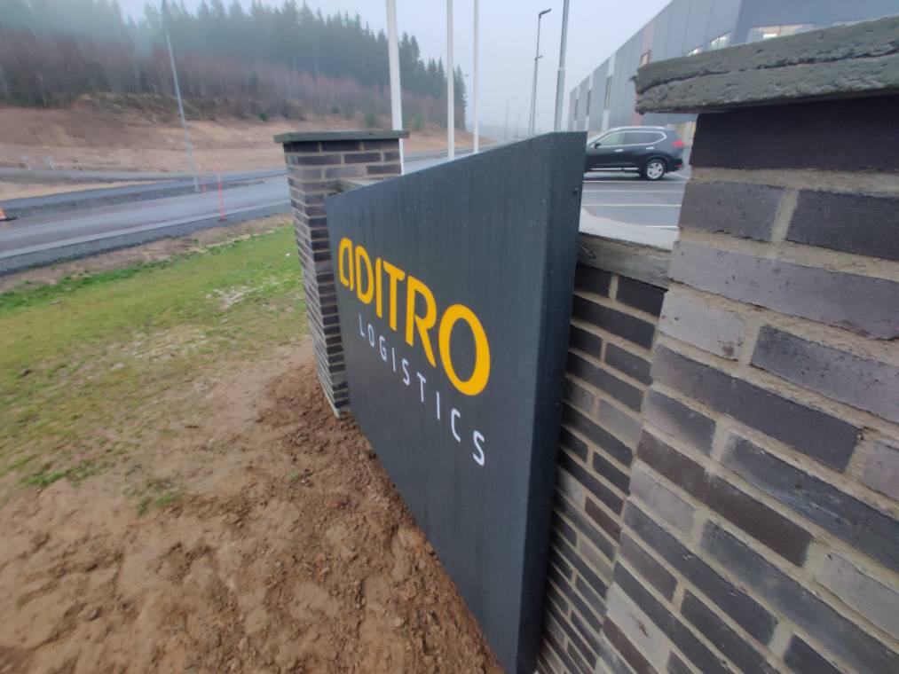 Belyst fasadskylt med Aditro Logistics logotyp – komplett skyltlösning till logistikcenter av Signz